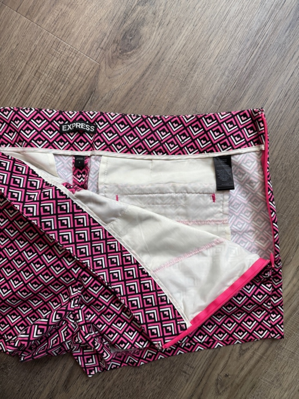 Express Pink Geometric Side Zip Casual Shorts - Size 8 - Picture 6 of 10